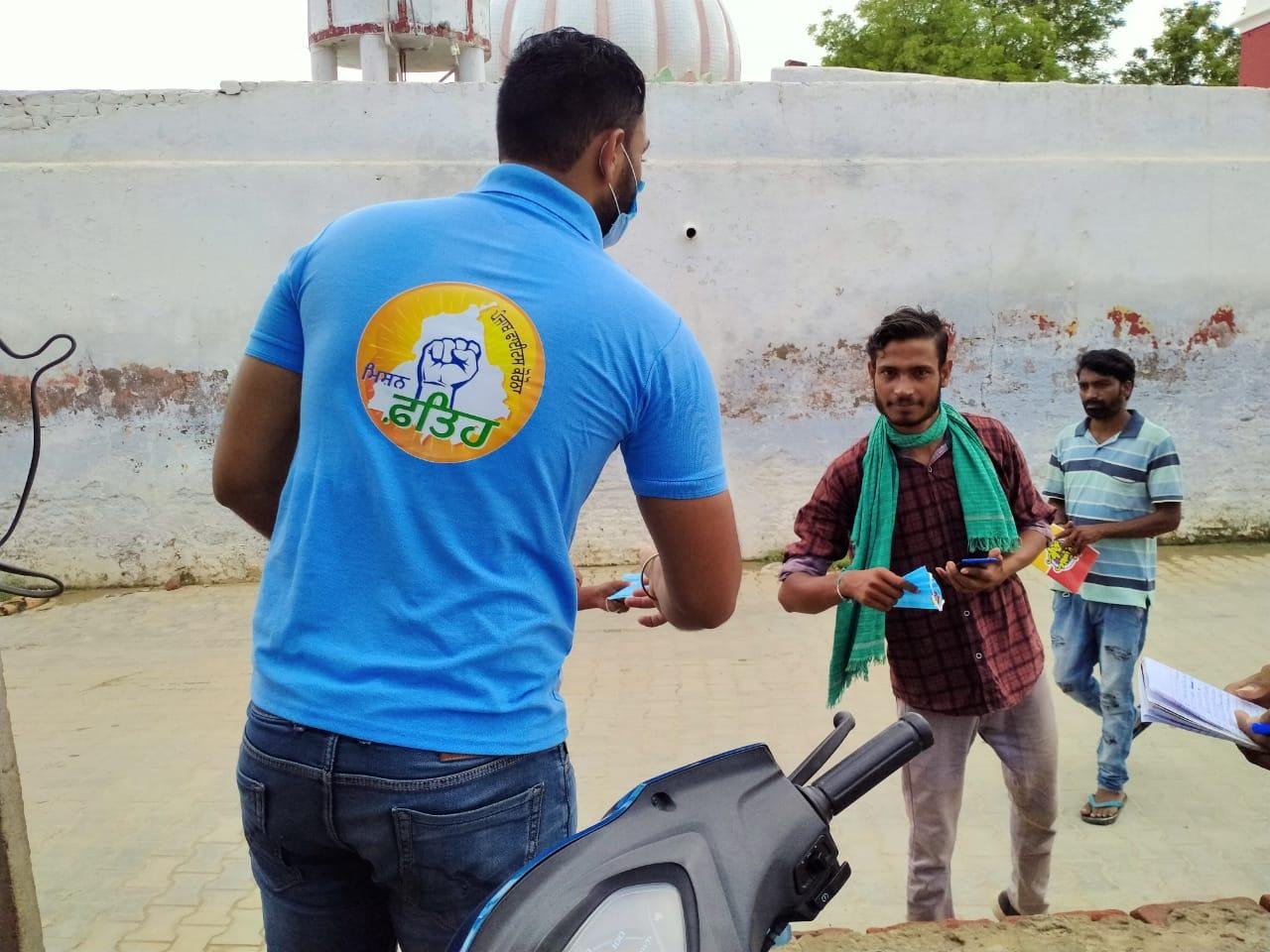 ਜ਼ਿਲਾ ਪ੍ਰਸ਼ਾਸਨ ਵੱਲੋਂ ਮਾਸਕ ਵੰਡਣ ਦੀ ਮੁਹਿੰਮ ਜਾਰੀ ਵਲੰਟੀਅਰਾਂ ਨੇ ਧਨੌਲਾ ਵਿਚ ਵੰਡੇ 1000 ਮਾਸਕ