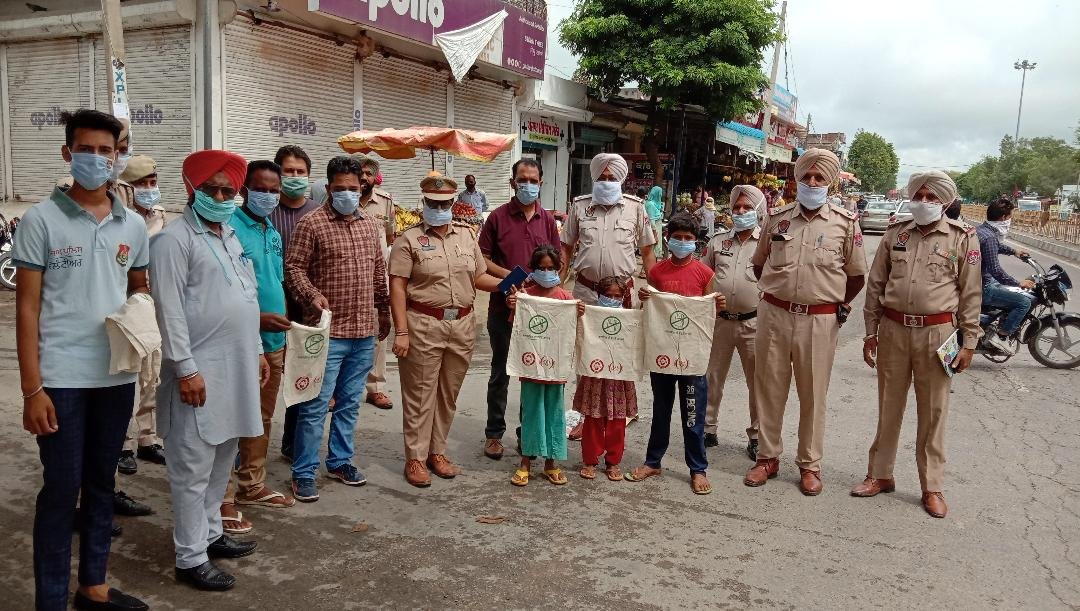 1000 ਮਾਸਕ, 200 ਕੱਪੜੇ ਦੇ ਥੈਲੇ ਮਹਿਲ ਕਲਾਂ ਵਿਖੇ ਵੰਡੇ ਗਏ ਅਤੇ ਪਲਾਸਟਿਕ ਦੇ ਲਿਫਾਫੇ ਛੱਡ ਕੱਪੜੇ ਦੇ ਥੈਲੇ ਵਰਤੋਂ ਕਰਨ ਦਾ ਸੁਨੇਹਾ ਦਿੱਤਾ