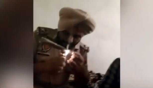 ਵਾਇਰਲ ਵੀਡਿਓ ਵਿੱਚ ਚਿੱਟੇ ਦਾ ਸੇਵਨ ਕਰਦਾ ਫੜਿਆ ਪੰਜਾਬ ਪੁਲਿਸ ਦਾ ਏ.ਐਸ.ਆਈ. ਕੈਪਟਨ ਅਮਰਿੰਦਰ ਸਿੰਘ ਦੇ ਹੁਕਮਾਂ ’ਤੇ ਬਰਖਾਸਤ