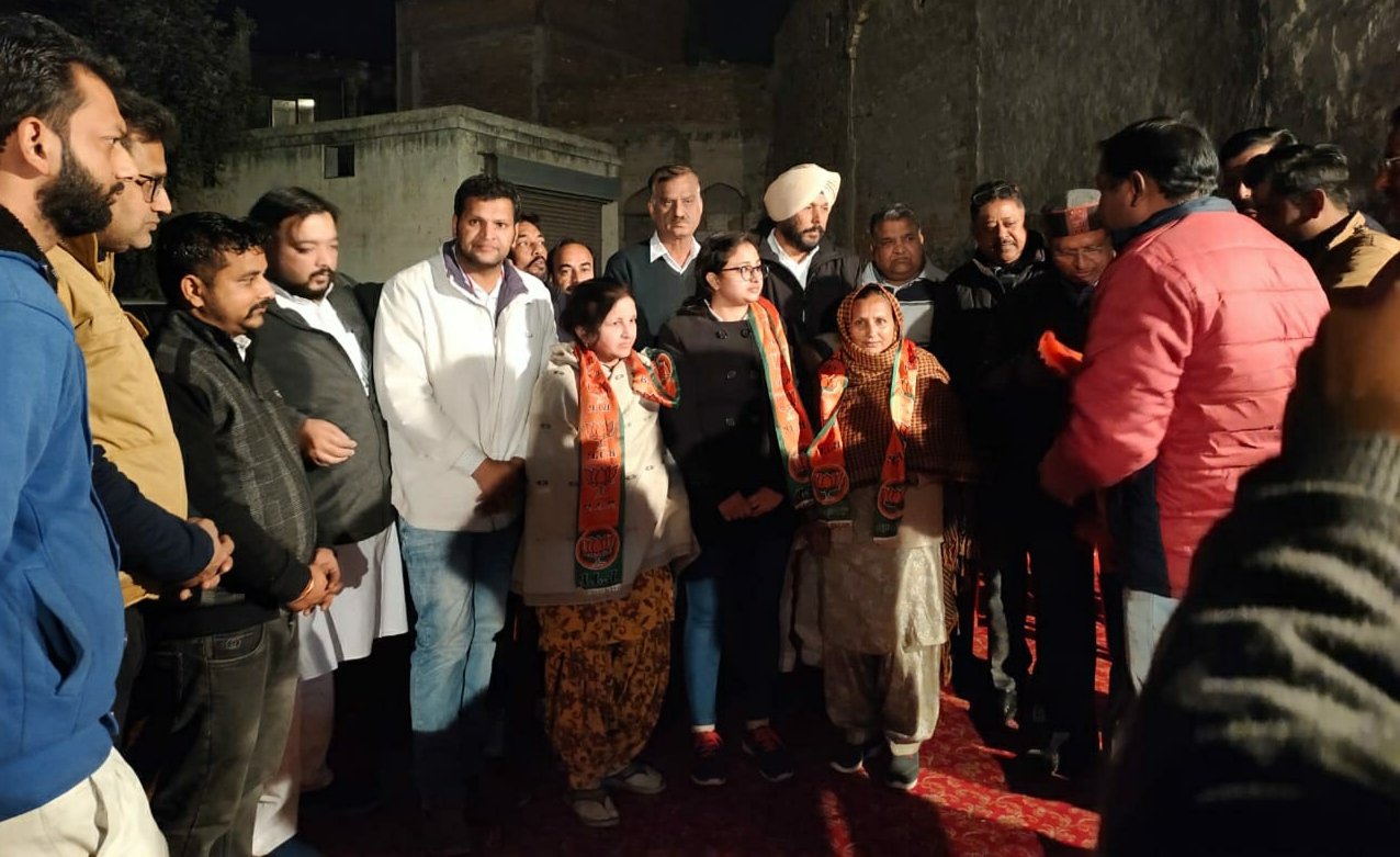 आने वाले दिनों में होने जा रहे नगर निगम चुनावो को लेकर भारतीय जनता पार्टी की युवा इकाई युवा मोर्चा द्वारा सेंट्रल मण्डल के वार्ड नम्बर 27 मेहना चौक में मीटिंग का आयोजन किया गया, युवा मोर्चा के जिलाध्यक्ष सन्दीप अग्रवाल ने बताया कि मोहल्लावासियों के साथ हुई  इस बैठक में प्रदेश के सचिव सुखपाल सिंह सरां, प्रदेश प्रवक्ता अशोक भारती ,युवा मोर्चा के सचिव अशुतोष तिवाडी व जिला महामंत्री उमेश शर्मा विशेष रूप से शामिल हुए, जहां पर पार्टी के पदाधिकारियों द्वारा वार्ड नम्बर 27 के कई लोगो को पार्टी सिरोपा पहना कर पार्टी में शामिल किया गया।
