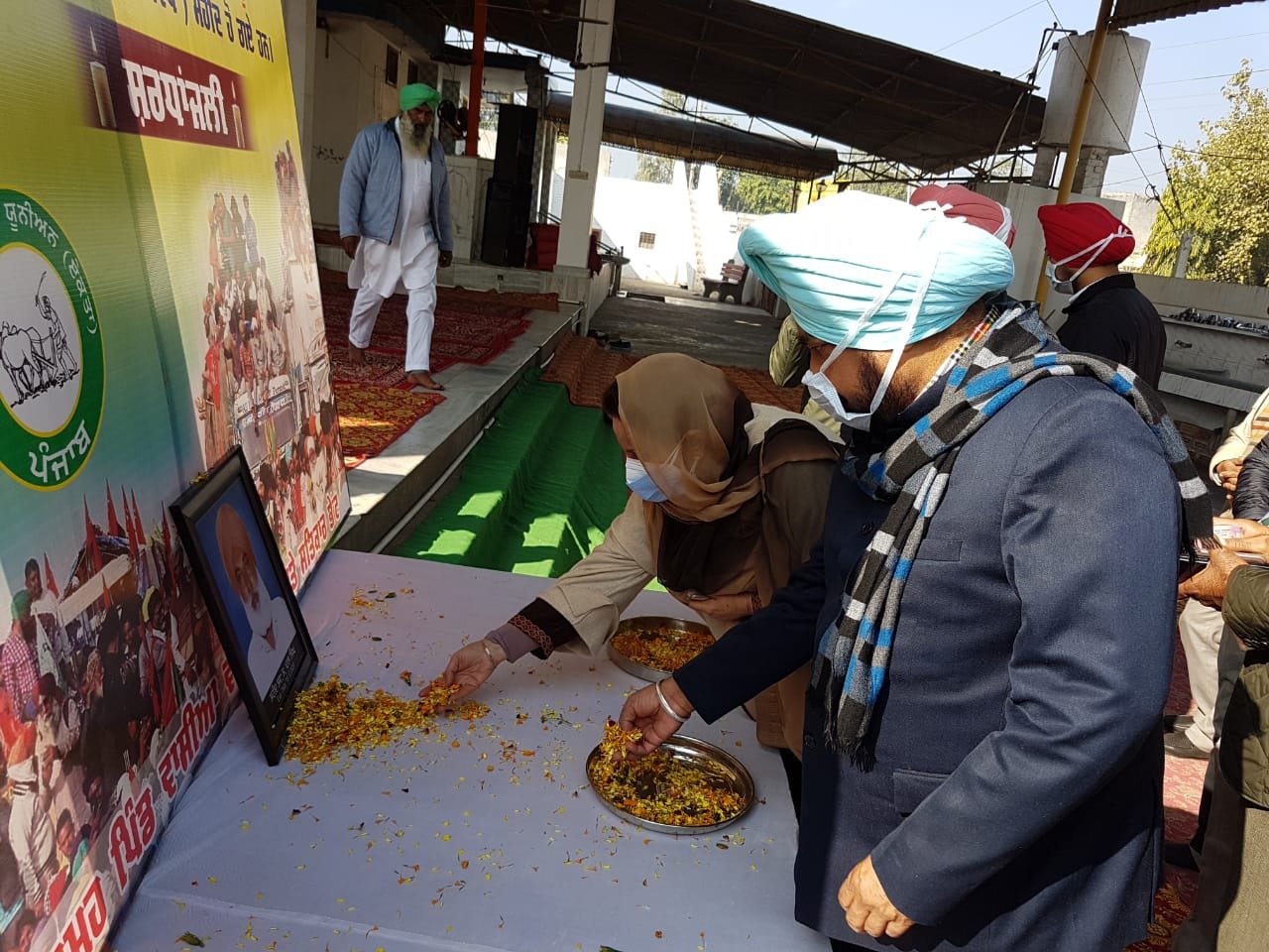 ਐਮ.ਪੀ ਪਰਨੀਤ ਕੌਰ ਤੇ ਕੈਬਨਿਟ ਮੰਤਰੀ ਸਾਧੂ ਸਿੰਘ ਧਰਮਸੋਤ ਵੱਲੋਂ ਕਿਸਾਨੀ ਸੰਘਰਸ਼ ‘ਚ ਫ਼ੌਤ ਹੋਏ ਕਿਸਾਨ ਪਾਲ ਸਿੰਘ ਦੀ ਅੰਤਿਮ ਅਰਦਾਸ ‘ਚ ਸ਼ਮੂਲੀਅਤ ਮੋਦੀ ਸਰਕਾਰ ਨੂੰ ਸਮਝਣਾ ਚਾਹੀਦਾ ਹੈ ਕਿ ਜੇ ਕਾਨੂੰਨ ਇੰਨੇ ਚੰਗੇ ਹੁੰਦੇ ਤਾਂ ਕਿਸਾਨਾਂ ਨੂੰ ਸੰਘਰਸ਼ ਦੀ ਜ਼ਰੂਰਤ ਨਹੀਂ ਸੀ-ਪਰਨੀਤ ਕੌਰ -ਅਸੀ ਕਿਸਾਨਾਂ ਨਾਲ ਖੜੇ ਹਾਂ, ਤੇ ਖੜੇ ਰਹਾਂਗੇ : ਪਰਨੀਤ ਕੌਰ ਪੰਜਾਬ ਸਰਕਾਰ ਪਾਲ ਸਿੰਘ ਦੇ ਪਰਿਵਾਰ ਦੀ ਹਰ ਸੰਭਵ ਮਦਦ ਕਰੇਗੀ : ਸਾਧੂ ਸਿੰਘ ਧਰਮਸੋਤ