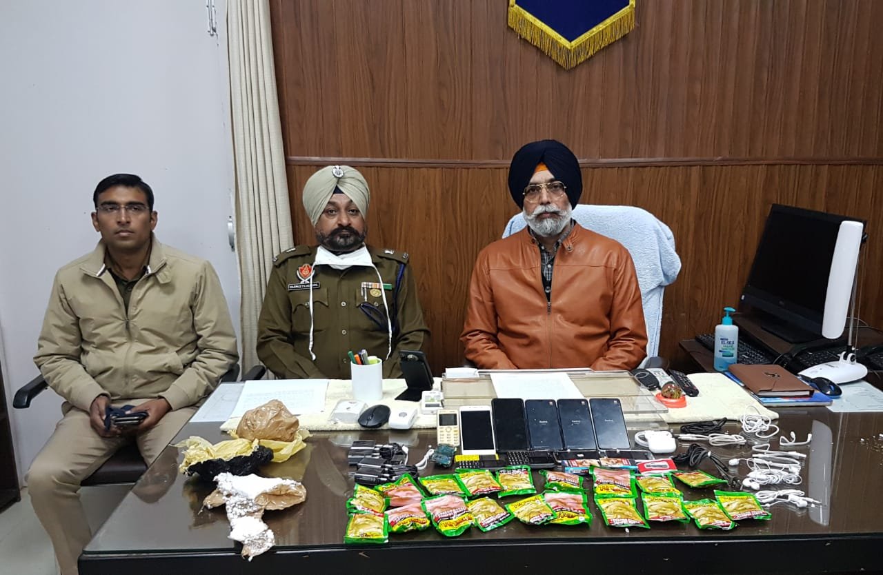 ਕੇਂਦਰੀ ਜੇਲ੍ਹ ਪਟਿਆਲਾ ‘ਚ ਬਾਹਰੋਂ ਸੁੱਟੇ ਗਏ ਪੈਕੇਟਾਂ ‘ਚੋਂ 9 ਮੋਬਾਇਲਾਂ ਸਮੇਤ ਹੋਰ ਸਮਾਨ ਬਰਾਮਦ ਜੇਲ੍ਹ ਦੀ ਤਲਾਸ਼ੀ ਦੌਰਾਨ ਵੀ ਬਰਾਮਦ ਹੋਏ ਚਾਰ ਮੋਬਾਇਲ -ਧੁੰਦ ਦਾ ਨਾਜਾਇਜ਼ ਲਾਭ ਲੈਣ ਦੀ ਕੋਸ਼ਿਸ਼ ‘ਚ ਸਨ ਮੁਲਜ਼ਮ ਜੇਲ੍ਹ ਸੁਪਰਡੈਂਟ -ਮੁਲਜ਼ਮਾਂ ਖਿਲਾਫ਼ ਕੀਤੀ ਜਾਵੇਗੀ ਬਣਦੀ ਕਾਰਵਾਈ : ਐਸ.ਪੀ. ਹੁੰਦਲ