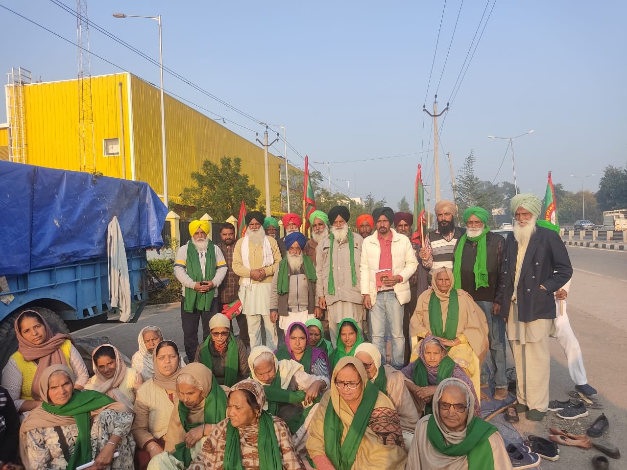 ਸੰਯੁਕਤ ਕਿਸਾਨ ਮੋਰਚੇ ਵੱਲੋਂ ਰਿਲਾਇੰਸ ਦੇ ਮਾਲ ਤੇ ਰਿਲਾਇੰਸ ਕੰਪਨੀ ਦੇ ਹੋਰ ਕਾਰੋਬਾਰ ਤੇ ਟੋਲ ਪਲਾਜਿਆਂ ਤੇ ਕ੍ਰਾਂਤੀਕਾਰੀ ਕਿਸਾਨ ਯੂਨੀਅਨ ਵੱਲੋਂ ਨਾਕਾਬੰਦੀ ਕੀਤੀ ਹੋਈ ਹੈ। ਰਿਲਾਇੰਸ ਮਾਲ ਜੋ ਯੂਨੀਵਰਸਿਟੀ ਕੋਲ ਹੈ ਨੂੰ ਦੋ ਹਫਤੇ ਤੋਂ ਯੂਨੀਅਨ ਨੇ ਰੋਕਿਆ ਹੋਇਆ ਹੈ।