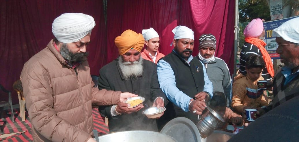 ਸਾਬਕਾ ਮੇਅਰ ਬਜਾਜ ਅਤੇ ਸੋਨੂੰ ਮਾਜਰੀ ਨੇ ਸਾਹਿਬਜ਼ਾਦਿਆਂ ਦੀ ਲਾਸਾਨੀ ਸ਼ਹਾਦਤ ਨੂੰ ਸਮਰਪਿਤ ਲੰਗਰ ਵਰਤਾਇਆ।