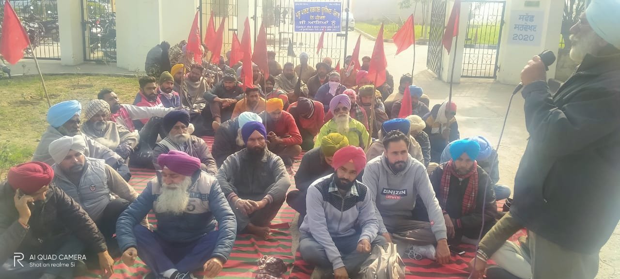 ਪਸ਼ੂ ਪਾਲਣ ਕਾਮਿਆਂ ਘੇਰਿਆ ਡਿਪਟੀ ਡਾਇਰੈਕਟਰ ਦਫਤਰ