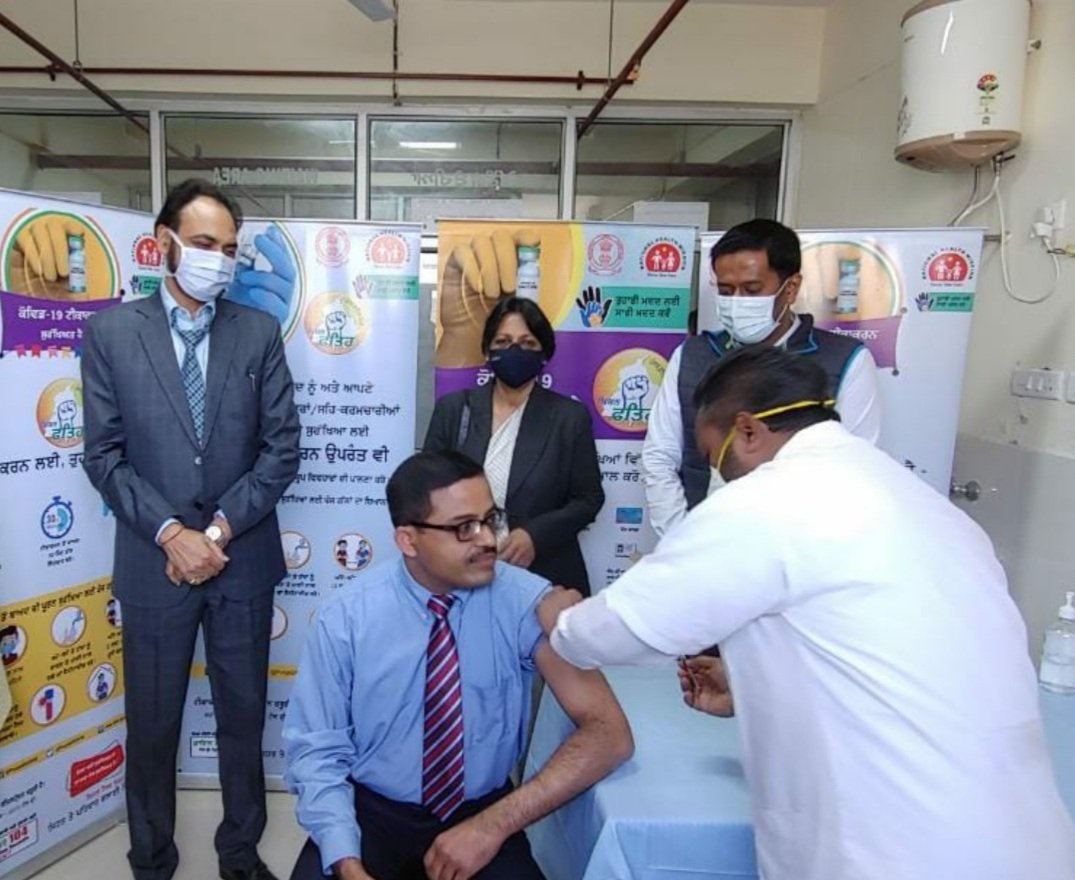 ਮੁੱਖ ਸਕੱਤਰ ਸਿਹਤ ਅਤੇ ਪ੍ਰਮੁੱਖ ਸਕੱਤਰ ਮੈਡੀਕਲ ਸਿੱਖਿਆ ਅਤੇ ਖੋਜ ਨੇ ਮੁੱਖ ਸਕੱਤਰ ਪੰਜਾਬ ਦੀ ਹਾਜਰੀ ਵਿੱਚ ਸਿਵਲ ਹਸਪਤਾਲ ਮੁਹਾਲੀ ਵਿਖੇ ਲਗਵਾਇਆ ਕੋਵਿਸ਼ੀਲਡ ਟੀਕਾ