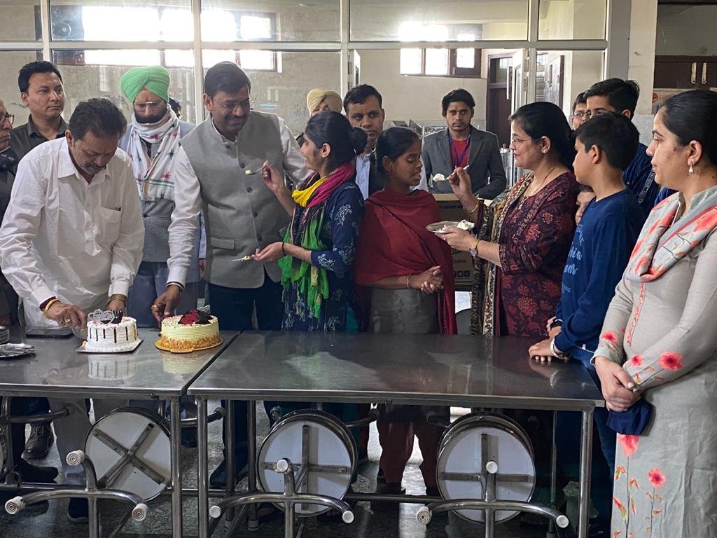 ਸਮਾਜ ਸੇਵੀ ਸੌਰਭ ਜੈਨ ਨੇ ਆਪਣਾ ਜਨਮਦਿਨ ਡੈਫ ਐਂਡ ਬਲਾਇੰਡ ਸਕੂਲ ਦੇ ਵਿਦਿਆਰਥੀਆਂ ਨਾਲ ਮਨਾਇਆ