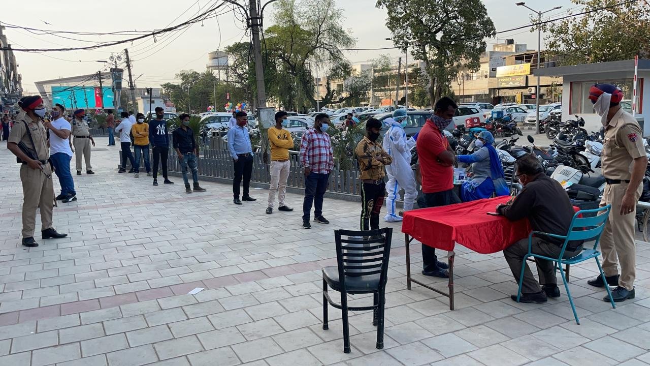 – 4400 violators taken for COVID testing, 1800 fined for not wearing mask in Punjab     – Punjab Police distributes 12000 face masks to people found sans mask