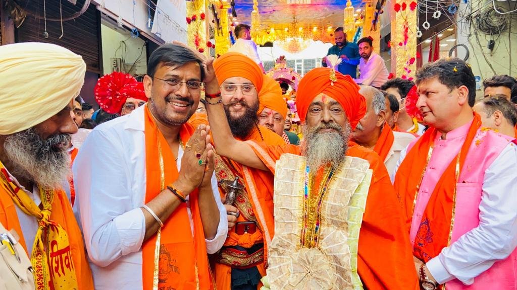 ਸੌਰਭ ਜੈਨ ਨੇ ਪੰਚਾਨੰਦ ਗਿਰੀ ਮਹਾਰਾਜ ਤੋਂ ਪਾਲਕੀ ਸਾਹਮਣੇ  ਲਿਆ ਆਸ਼ੀਰਵਾਦ