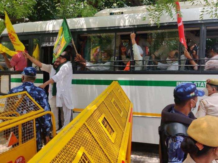 किसान संसद लगाने जंतर मंतर पहुंचे प्रदर्शनकारी, राकेश टिकैत की सांसदों को चेतावनी : Kisan Andolan LIVE