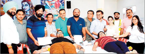 रोटरी क्लब रॉयल द्वारा लगाये विशाल मेडिकल कैंप में युवाओं ने रक्तदान कर मानव धर्म निभाया