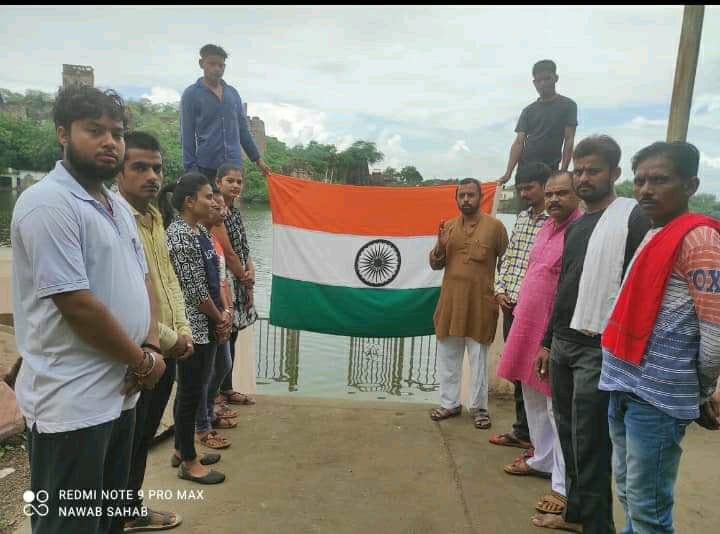 अखिल भारतीय विद्यार्थी परिषद नगर इकाई गुरसराय द्वारा फहराया गया तिरंगा झंडा