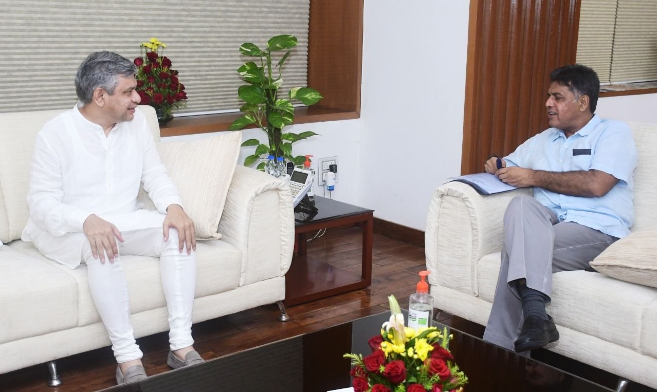 रेल मंत्री को मिले सांसद मनीष तिवारी ; बलाचौर को रेल लिंक से जोड़ने और रोपड़ रेलवे स्टेशन में सुधार की की मांग