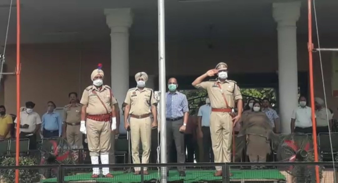 तिरंगा झंडा लहराने और फुल ड्रेस रिहर्सल का जायजा लेते हुए डिप्टी कमिश्नर श्री कुमार अमित