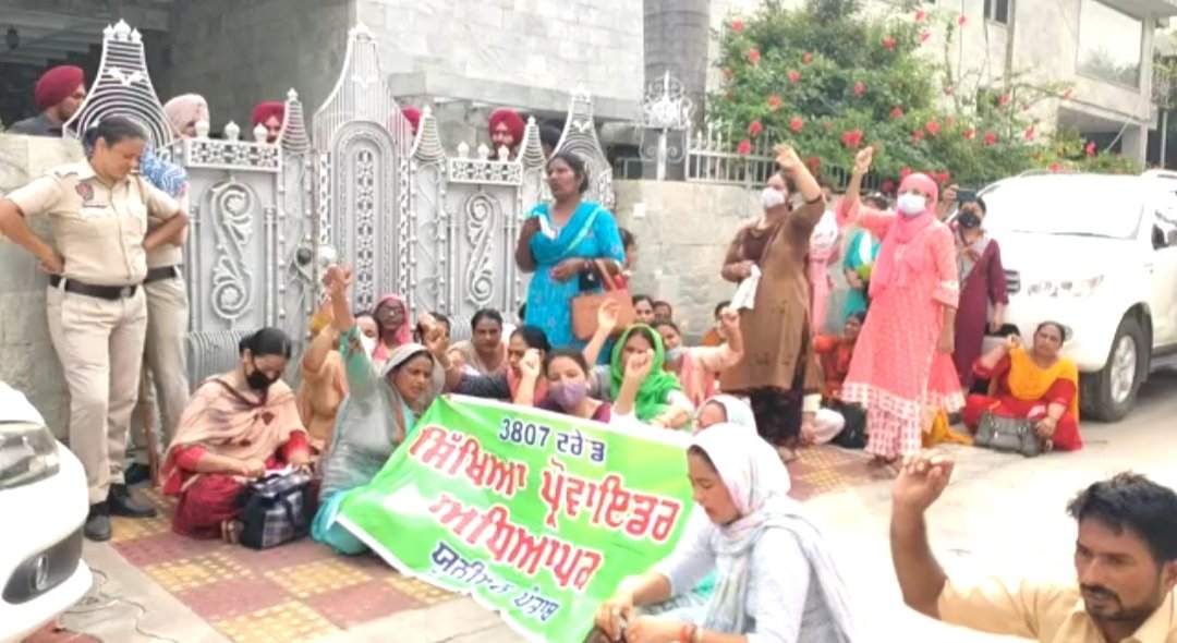 3807 ਸਿਖਿਆ ਪ੍ਰੋਵਾਈਡ ਅਧਿਆਪਕ ਯੂਨੀਅਨ ਨੇ ਪੰਜਾਬ ਪ੍ਰਦੇਸ਼ ਕਾਂਗਰਸ ਕਮੇਟੀ ਦੇ ਪ੍ਰਧਾਨ ਨਵਜੋਤ ਸਿੰਘ ਸਿੱਧੂ ਦੇ ਘਰ ਦਾ ਕੀਤਾ ਘਿਰਾਓ
