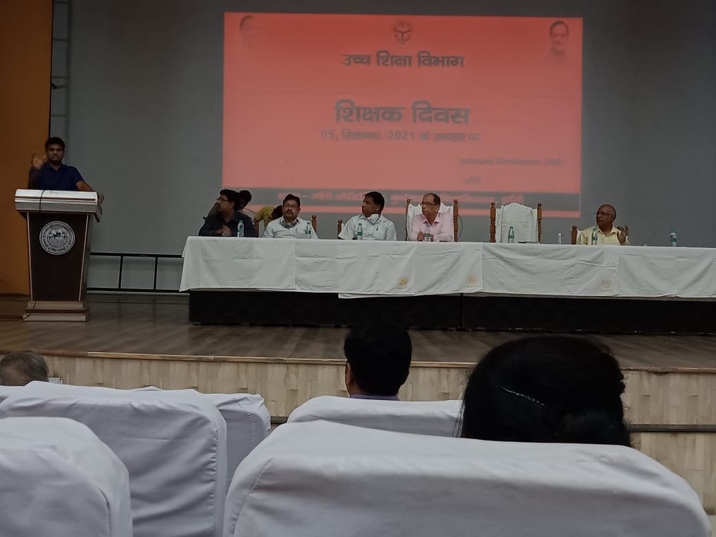 उच्च शिक्षा के क्षेत्र में उत्कृष्ट कार्यों के लिए डॉ पुष्पेंद्र सिंह चौहान सम्मानित हुए