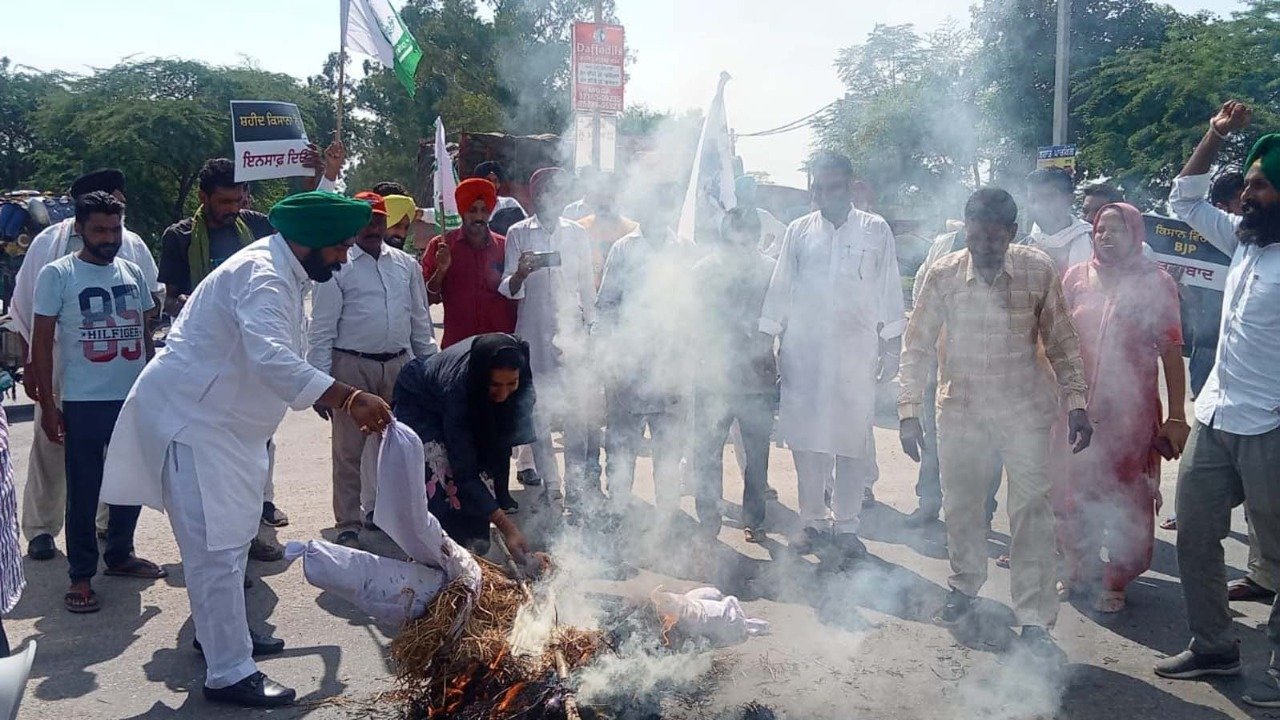ਲਖੀਮਪੁਰ  ਕਾਂਡ ਵਿਰੁੱਧ ਆਮ ਆਦਮੀ ਪਾਰਟੀ ਨੇ ਕੀਤਾ ਰੋਸ ਪ੍ਰਦਰਸਨ ਮੋਦੀ ਅਤੇ ਯੋਗੀ ਸਰਕਾਰ ਦਾ ਪੁਤਲਾ ਫੂਕਿਆ 