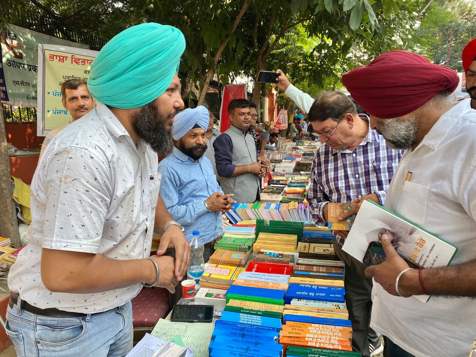 ਗ਼ਦਰੀ ਬਾਬਿਆਂ ਦੇ ਮੇਲੇ ਦੌਰਾਨ ਪਰਗਟ ਸਿੰਘ ਨੇ ਕੀਤੀ ਸ਼ਿਰਕਤ, ਉਚੇਰੀ ਸਿੱਖਿਆ ਤੇ ਭਾਸ਼ਾਵਾਂ ਬਾਰੇ ਮੰਤਰੀ ਨੇ ਪੁਸਤਕ ਪ੍ਰਦਰਸ਼ਨੀ ਦੀਆ ਸਟਾਲਾਂ ਤੋਂ ਖਰੀਦੀਆਂ ਕਿਤਾਬਾਂ