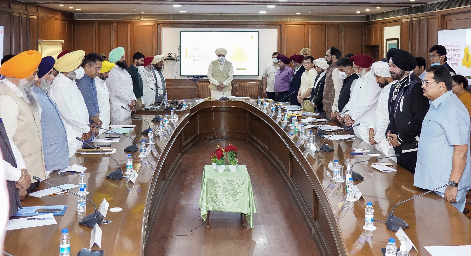 ਸਰਬ ਪਾਰਟੀ ਮੀਟਿੰਗ ਵੱਲੋਂ ਪੰਜਾਬ ’ਚ ਬੀ.ਐਸ.ਐਫ. ਦਾ ਅਧਿਕਾਰ ਖੇਤਰ ਵਧਾਉਣ ਬਾਰੇ ਕੇਂਦਰ ਸਰਕਾਰ ਦੇ ਫੈਸਲੇ ਦੀ ਮੁਖਾਲਫ਼ਤ ਕਰਨ ਦਾ ਦ੍ਰਿੜ ਸੰਕਲਪ