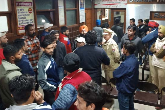 हॉस्पिटल की बड़ी लापरवाही, नवजन्मी बच्ची को बताया मृतक, शमशानघाट पहुँचे तो चल रही थी साँस