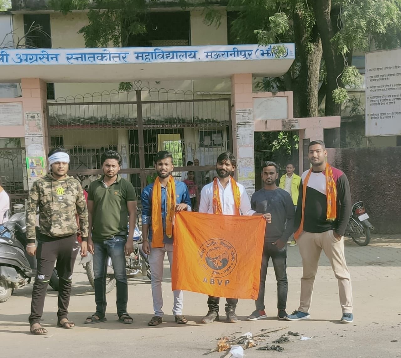 महाविद्यालय की प्राचार्या हैं सरकार विरोधी