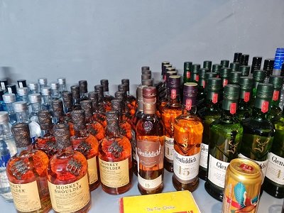 बड़ी मात्रा में अवैध शराब बरामद, बिना होलोग्राम वाली ब्रांडेड शराब के 2150 डिब्बे बरामद