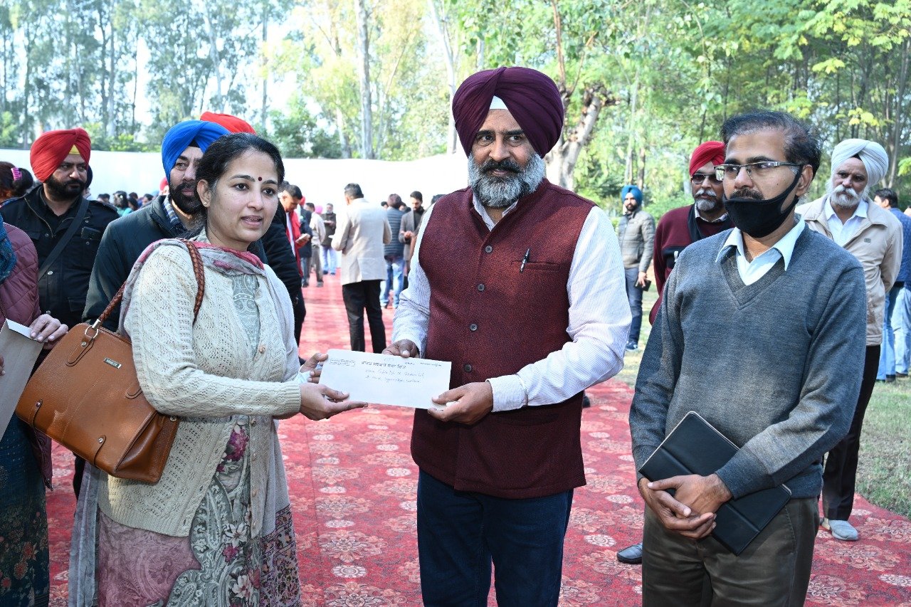 उच्च शिक्षा एवं भाषाओं संबंधी मंत्री परगट सिंह ने 22 सहायक प्रोफेसरों को नियुक्ति पत्र सौंपे