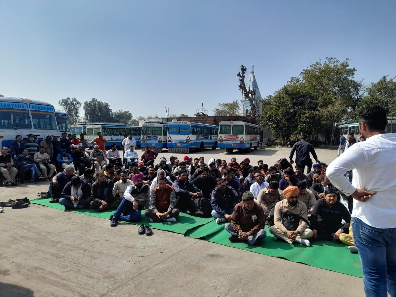 रोडवेज के निजीकरण के विरोध में धरना प्रदर्शन किया।