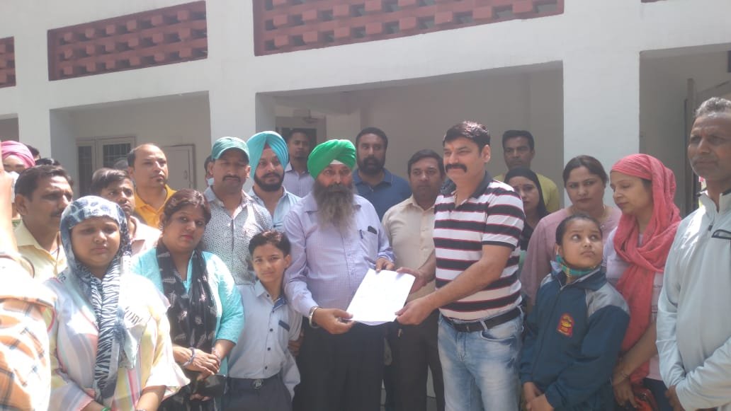 शिक्षा के अधिकार के बावजूद बच्चों की शिक्षा के लिए परेशान अभिभावक:-ओंकार सिंह