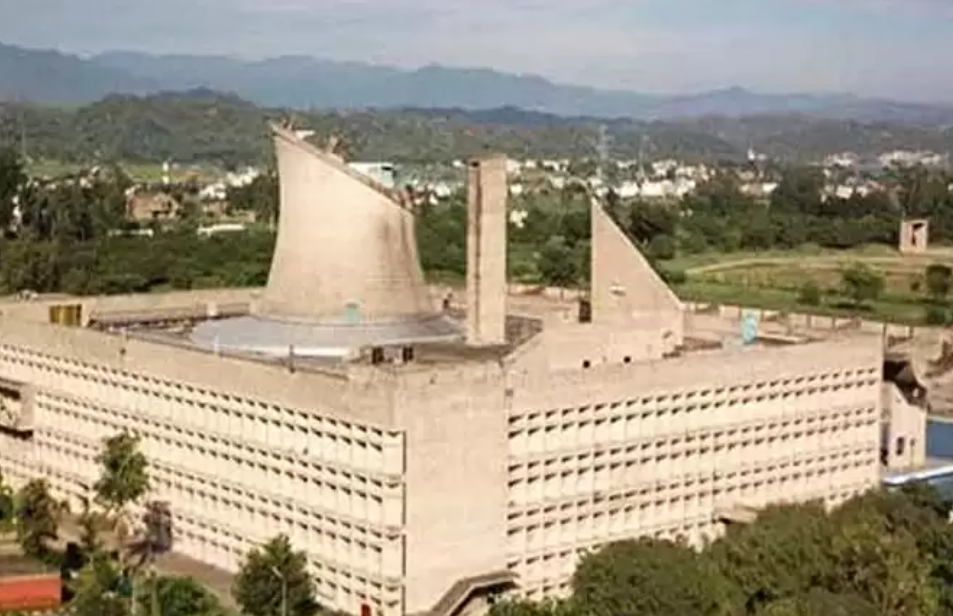 खराब फसल के मुआवजे को लेकर निर्दलीय और कांग्रेस विधायकों ने किया हंगामा ।