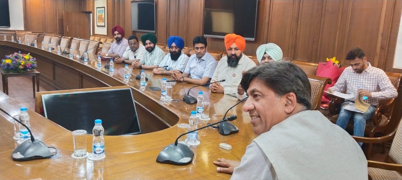 ब्रह्म शंकर जिम्पा के आश्वासन के बाद राजस्व विभाग के स्टाफ ने हड़ताल वापस ली