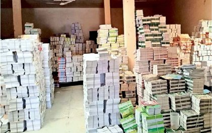 सरकारी स्कूलों में किताबें न मिलने से अध्यापक बच्चों को पुरानी किताबों से ही दे रहे हैं शिक्षा