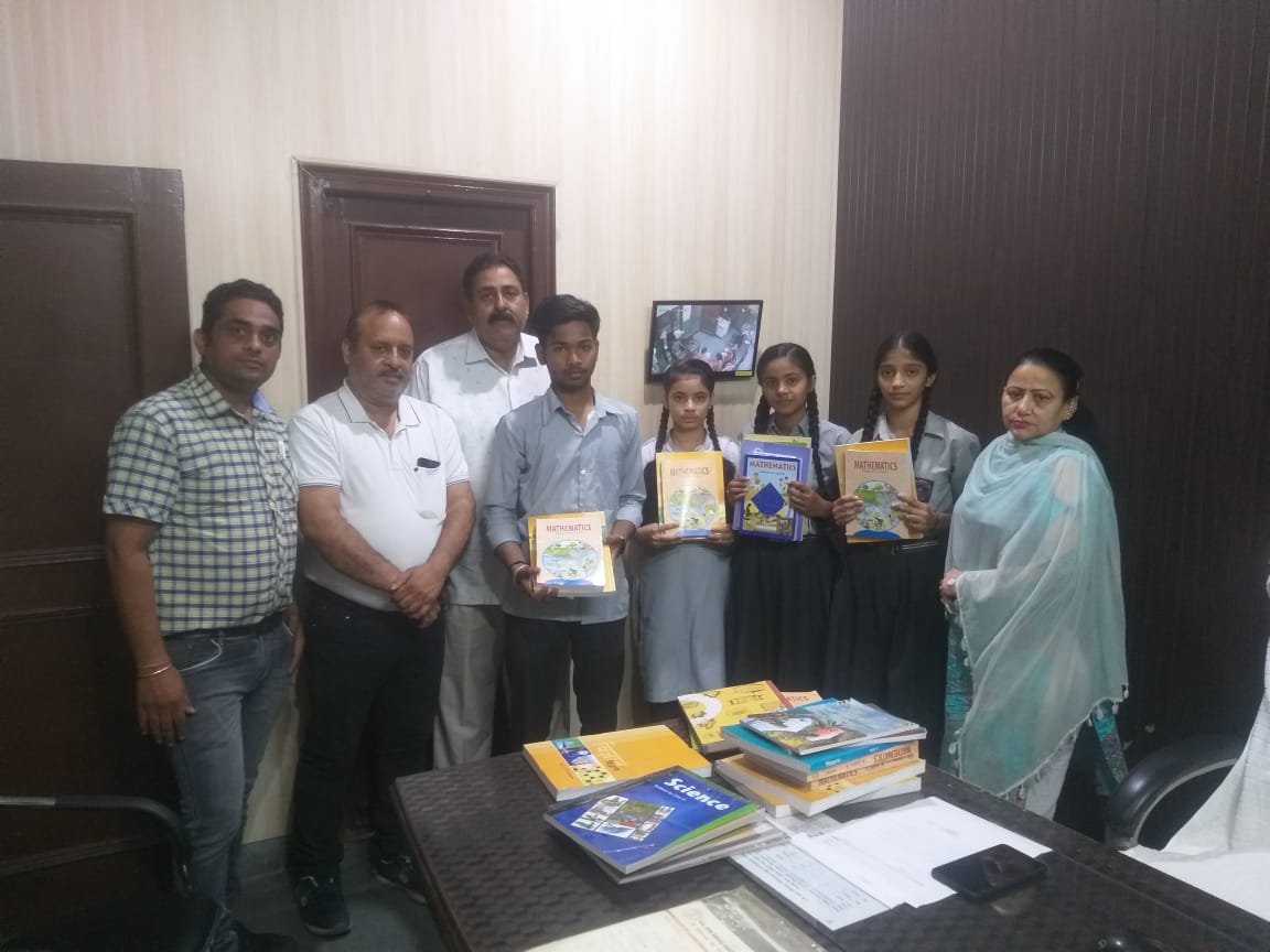 एकम न्यास के स्थापना दिवस पर वितरित किए स्कूल किताबें व लेखन सामग्री