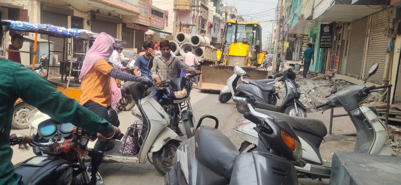 आगे दौड़ पीछे चोड़, जनता की परेशानी छोड़, यह है अम्बाला का विकास:-ओंकार सिंह