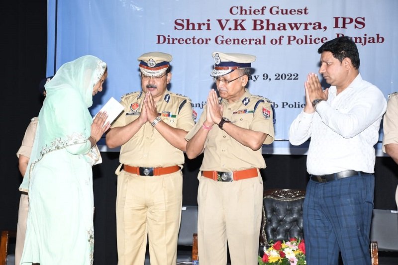 डीजीपी पंजाब ने कोविड-19 के कारण शहीद हुए पंजाब पुलिस के जवानों को श्रद्धांजलि की अर्पित, पीडि़त परिवारों को वित्तीय सहायता दी