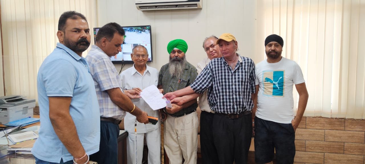 सीवर लाइन डालने के लिए कार्यकारी अभियंता को सौंपा पत्र:-ओंकार सिंह