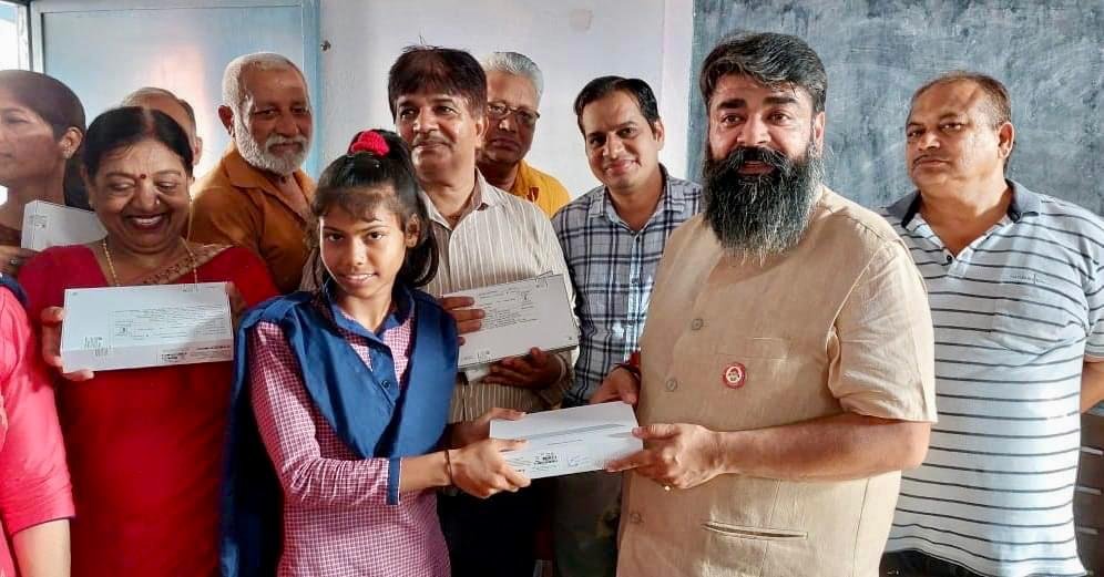 अम्बाला शहर के भिन्न भिन्न सरकारी स्कूलों में विधायक असीम गोयल ने विद्यार्थियों को टैबलेट वितरित किए