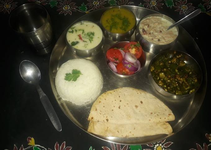 व्यापार करते समय दया मत करोऔर सेवा करते समय व्यापार मत करो