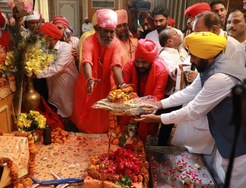 मुख्यमंत्री भगवान वाल्मीकि तीर्थ में हुए नतमस्तक