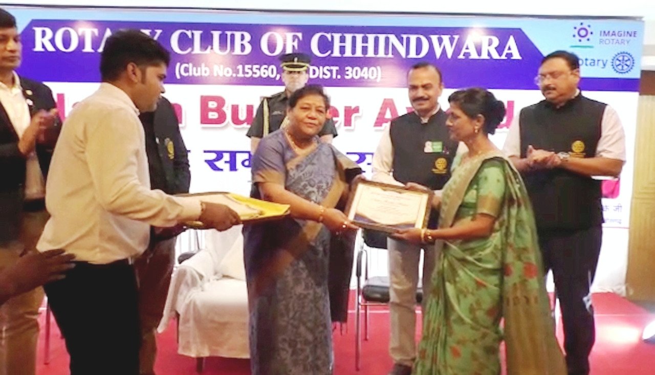 राज्यपाल सुश्री उइके रोटरी क्लब छिन्दवाड़ा द्वारा आयोजित शिक्षक सम्मान समारोह में हुई शामिल