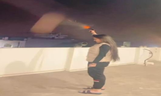ਇਕ ਲੜਕੀ ਨੇ ਪਿਸਤੌਲ ਨਾਲ ਅੰਨ੍ਹੇਵਾਹ ਕੀਤੀ ਫਾਇਰਿੰਗ