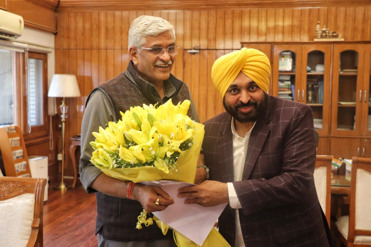 ‘ਐਸ.ਵਾਈ.ਐਲ.’ ਦੀ ਨਹੀਂ, ‘ਵਾਈ.ਐਸ.ਐਲ.’ ਦੀ ਗੱਲ ਕਰੋ,   ਯਮੁਨਾ ਤੋਂ ਸਤਲੁਜ ਨੂੰ ਦਿੱਤਾ ਜਾਣਾ ਚਾਹੀਦਾ ਪਾਣੀ-ਮਾਨ,   ਸਾਡੇ ਕੋਲ ਕਿਸੇ ਨੂੰ ਦੇਣ ਲਈ ਇਕ ਬੂੰਦ ਵੀ ਵਾਧੂ ਪਾਣੀ ਨਹੀਂ ,   ਦਿੱਲੀ ਵਿਖੇ ਹੋਈ ਮੀਟਿੰਗ ‘ਚ ਮਜ਼ਬੂਤੀ ਨਾਲ ਰੱਖਿਆ ਪੰਜਾਬ ਦਾ ਪੱਖ,ਐਸ.ਵਾਈ.ਐਲ. ਦੇ ਕੰਡੇ ਬੀਜਣ ਵਾਲੇ ਮੈਨੂੰ ਸਲਾਹਾਂ ਨਾ ਦੇਣ – ਮਾਨ