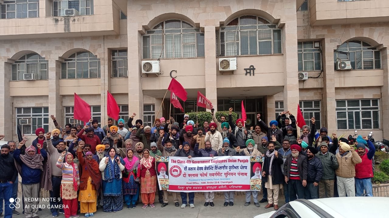 ਚੌਥਾ ਦਰਜਾ ਸਰਕਾਰੀ ਕਰਮਚਾਰੀ ਨੇ ਸਰਕਾਰ ਤੇ ਪੰਜਾਬ ਲੋਕ ਨਿਰਮਾਣ ਵਿਭਾਗ ਅਧਿਕਾਰੀਆਂ ਵਿਰੁੱਧ ਕੜਾਕੇ ਦੀ ਠੰਡ ਦੇ ਬਾਵਜੂਦ ਵੀ ਧਰਨਾ ਦੇ ਕੇ ਨਵੇਂ ਸਾਲ ਦੇ ਸੰਘਰਸ਼ਾਂ ਦਾ ਕੀਤਾ ਅਗਾਜ 