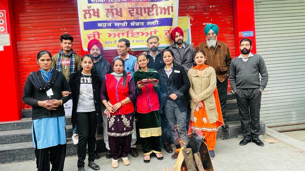 ਰਿਲਾਇੰਸ ਸਮਾਰਟ ਪੁਆਇੰਟ ਗੁਰਬਖਸ਼ ਕਲੋਨੀ ਤੇ ਪਾਸੀ ਰੋਡ ਵਲੋਂ ਕੁੜੀਆਂ ਦੀ ਲੋਹੜੀ ਮਨਾਈ ਗਈ।