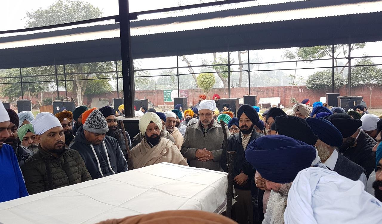 ਕੈਨੇਡਾ ‘ਚ ਫ਼ੌਤ ਹੋਏ ਹਰਅਸੀਸ ਸਿੰਘ ਬਿੰਦਰਾ ਨੂੰ ਅੰਤਿਮ ਸਸਕਾਰ ਮੌਕੇ ਸੇਜਲ ਅੱਖਾਂ ਨਾਲ ਵਿਦਾਈ -ਸਿਹਤ ਮੰਤਰੀ ਡਾ. ਬਲਬੀਰ ਸਿੰਘ, ਮੀਡੀਆ ਡਾਇਰੈਕਟਰ ਬਲਤੇਜ ਪੰਨੂ ਤੇ ਵਿਧਾਇਕ ਕੋਹਲੀ ਵੱਲੋਂ ਮੁੱਖ ਮੰਤਰੀ ਦੀ ਤਰਫ਼ੋਂ ਮ੍ਰਿਤਕ ਦੇਹ ‘ਤੇ ਰੀਥਾਂ ਰੱਖਕੇ ਸ਼ਰਧਾਂਜਲੀ -ਮੁੱਖ ਮੰਤਰੀ ਤੇ ਪੰਜਾਬ ਸਰਕਾਰ ਦੀ ਹਮਦਰਦੀ ਪੀੜਤ ਪਰਿਵਾਰ ਦੇ ਨਾਲ-ਬਲਤੇਜ ਪੰਨੂ, ਡਾ. ਬਲਬੀਰ ਸਿੰਘ ਤੇ ਕੋਹਲੀ