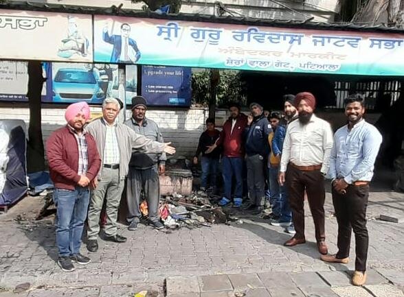 ਪਟਿਆਲਾ ’ਚ ਸ਼ੇਰਾਂਵਾਲਾ ਗੇਟ ’ਤੇ ਬੂਟ ਪਾਲਿਸ਼ ਕਰਨ ਵਾਲਿਆਂ ਦਾ ਸਾਮਾਨ ਸ਼ਰਾਰਤੀ ਵਿਅਕਤੀ ਵਲੋਂ ਫੂਕਿਆ।