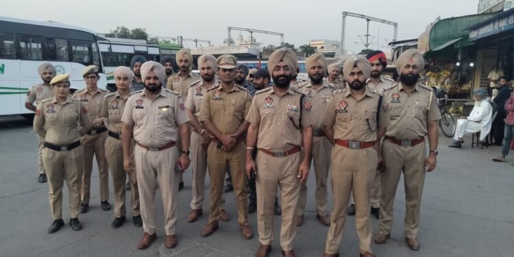 ਅਨਾਜ ਮੰਡੀ ਵਿੱਚ ਐਸ ਐਚ ਓ ਨੇ ਫਲੈਗ ਮਾਰਚ ਕੀਤੀ