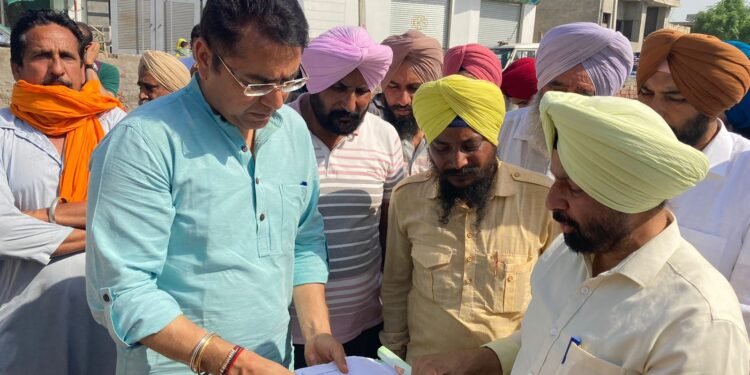 ਅਮਨ ਅਰੋੜਾ ਨੇ ਬਖ਼ਸ਼ੀਵਾਲਾ ਵਿਖੇ 45 ਲੱਖ ਨਾਲ ਬਣਨ ਵਾਲੇ ਪੰਚਾਇਤ ਘਰ ਦਾ ਨੀਂਹ ਪੱਥਰ ਰੱਖਿਆ