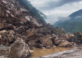 ਹਿਮਾਚਲ ਪ੍ਰਦੇਸ  ‘ਚ ਹੜ੍ਹ ਕਾਰਨ ਹਾਈਵੇਅ ਬੰਦ, ਕਈ ਯਾਤਰੀ ਫਸੇ