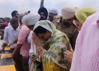 ਪਟਿਆਲਾ ਨੂੰ ਹੜ੍ਹਾਂ ਦੀ ਮਾਰ ਤੋਂ ਬਚਾਉਣ ਲਈ ਪ੍ਰਨੀਤ ਕੌਰ ਨੇ ਵੱਡੀ ਨਦੀ ’ਚ ਚੜ੍ਹਾਈ ਸੋਨੇ ਦੀ ਨੱਥ ਤੇ ਚੂੜਾ